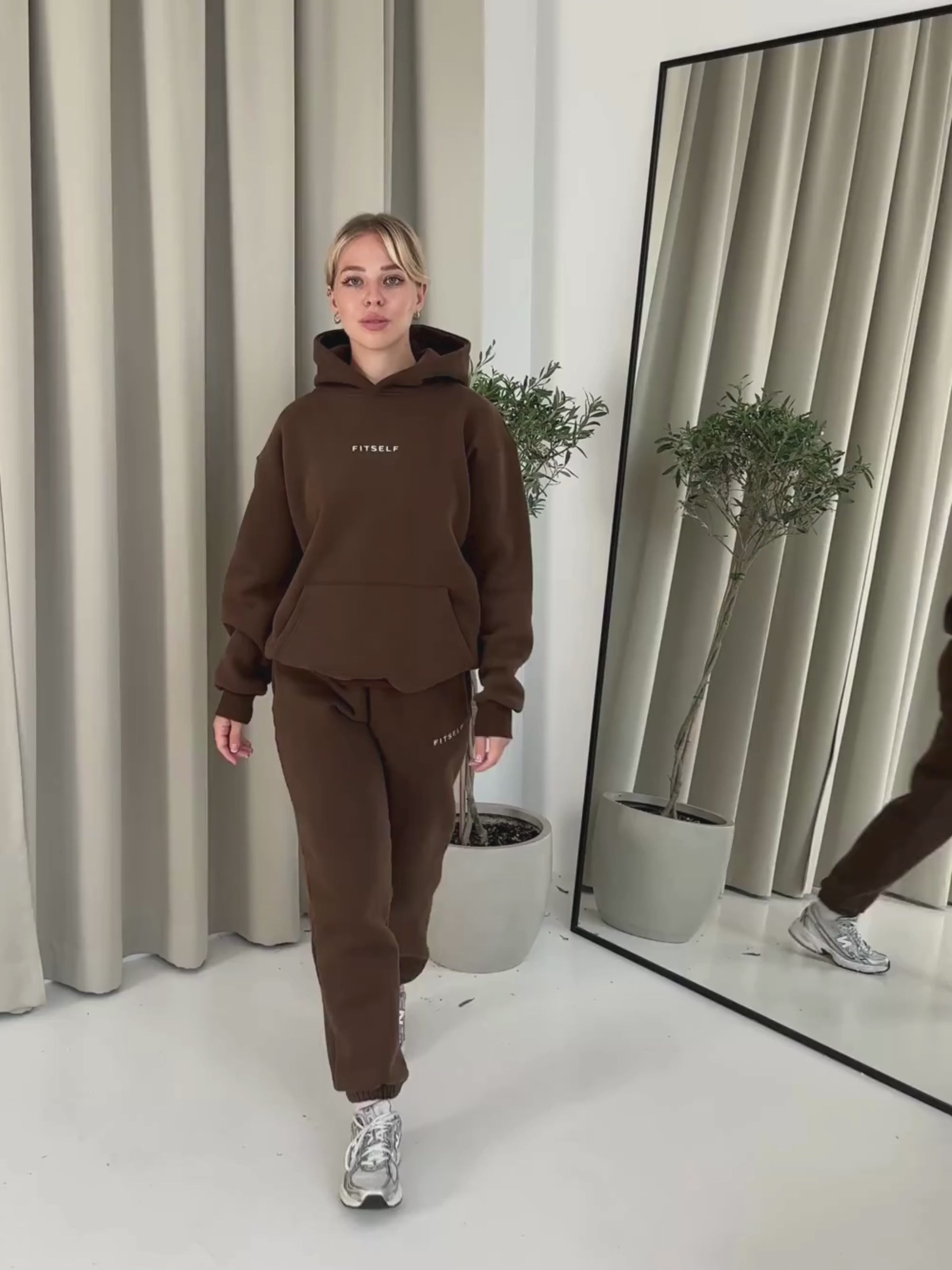 Zestaw-bluza-spodnie-dresowe-EVERYDAY-brązowe-VIDEO