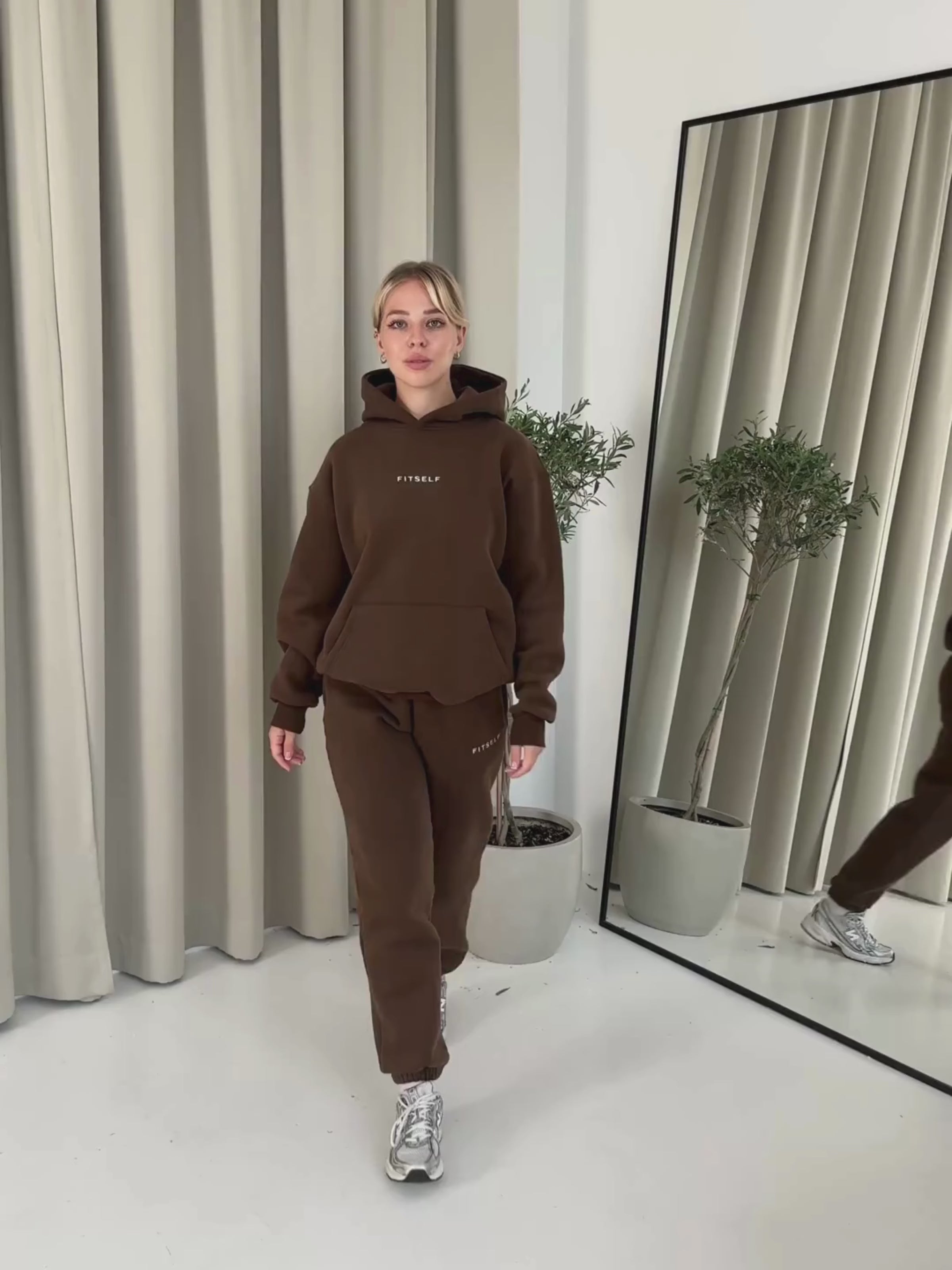 Spodnie-dresowe-EVERYDAY-brązowe-VIDEO